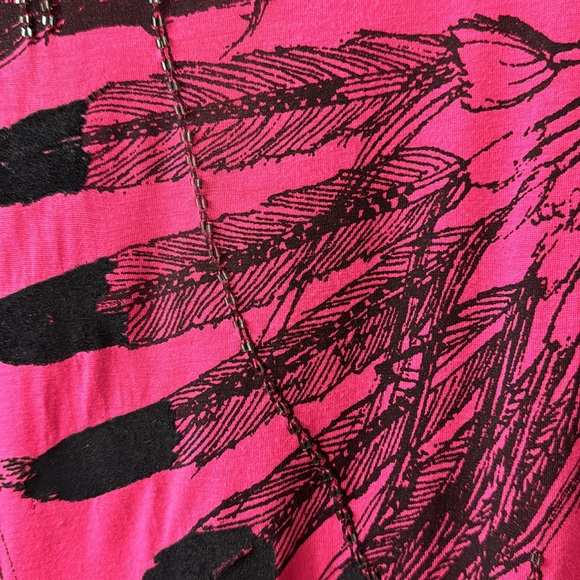 BCBG Hot pink shortsleeved Native American feather print beaded tee size medium - Picture 6 of 9